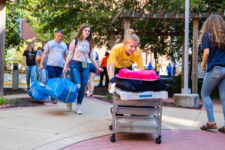Freshman honors students moving into the Honors Hall dorm